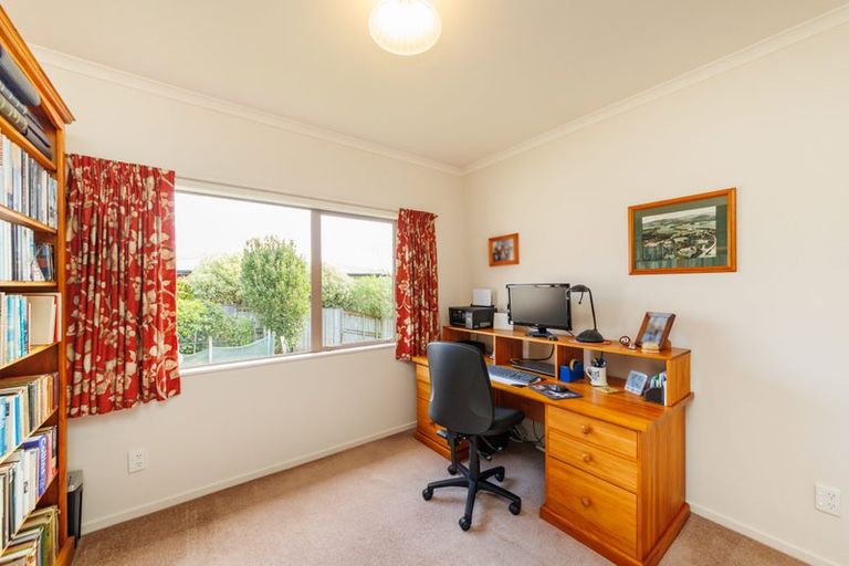 Photo of property in 2 Kea Place, Fitzherbert, Palmerston North, 4410