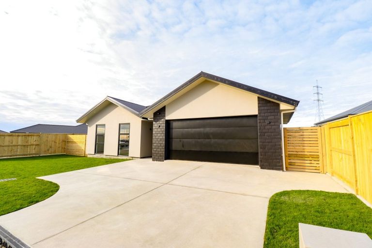 Photo of property in 42 Sardinia Grove, Fitzherbert, Palmerston North, 4410
