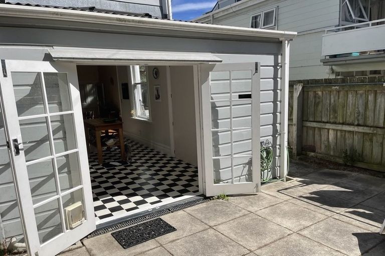 Photo of property in 15 Elizabeth Street, Mount Victoria, Wellington, 6011