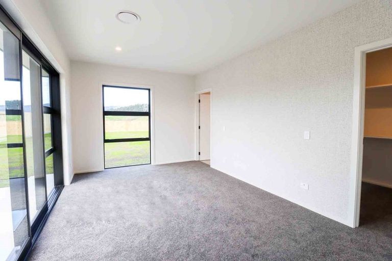 Photo of property in 42 Sardinia Grove, Fitzherbert, Palmerston North, 4410
