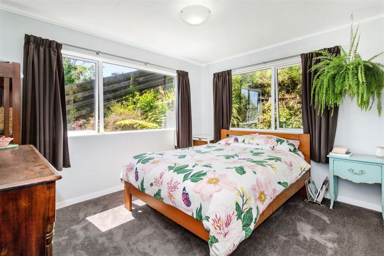 Photo of property in 32 Chapman Street, Newlands, Wellington, 6037