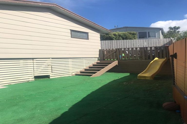 Photo of property in 2/95 Hobsonville Road, West Harbour, Auckland, 0618