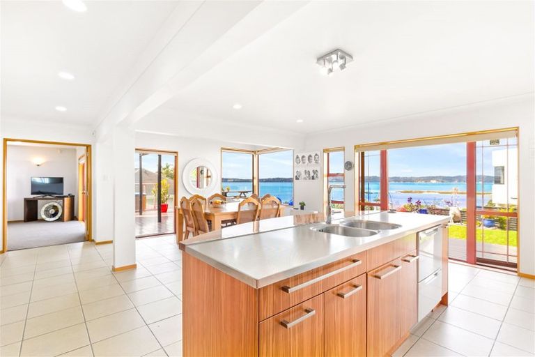 Photo of property in 124 Beach Road, Te Atatu Peninsula, Auckland, 0610