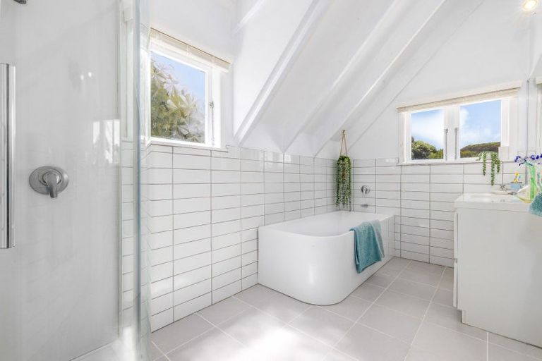 Photo of property in 48 Seaview Road, Paremata, Porirua, 5024