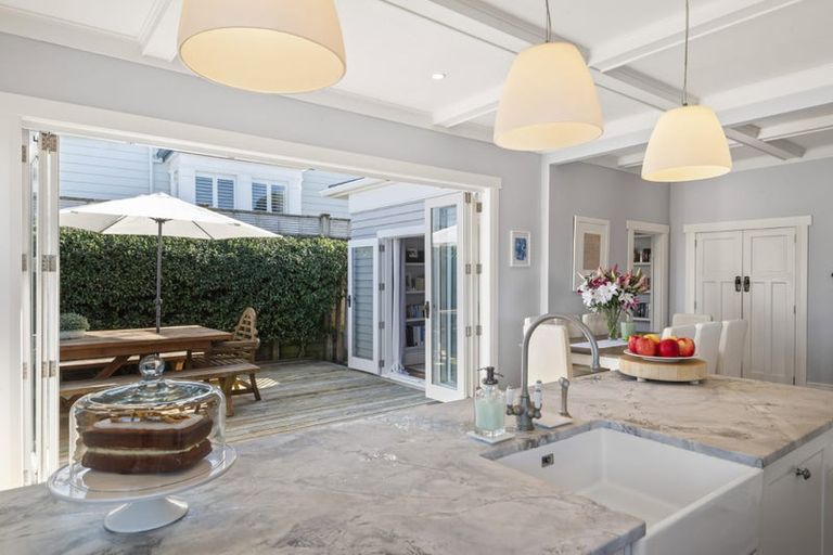 Photo of property in 41 Lake Road, Devonport, Auckland, 0624