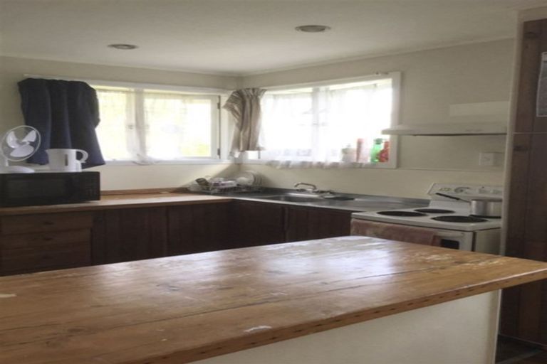 Photo of property in 35 Amberley Avenue, Te Atatu South, Auckland, 0610