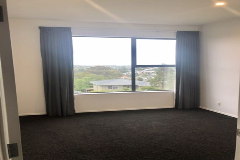 Photo of property in 4/15 Chivalry Road, Glenfield, Auckland, 0629