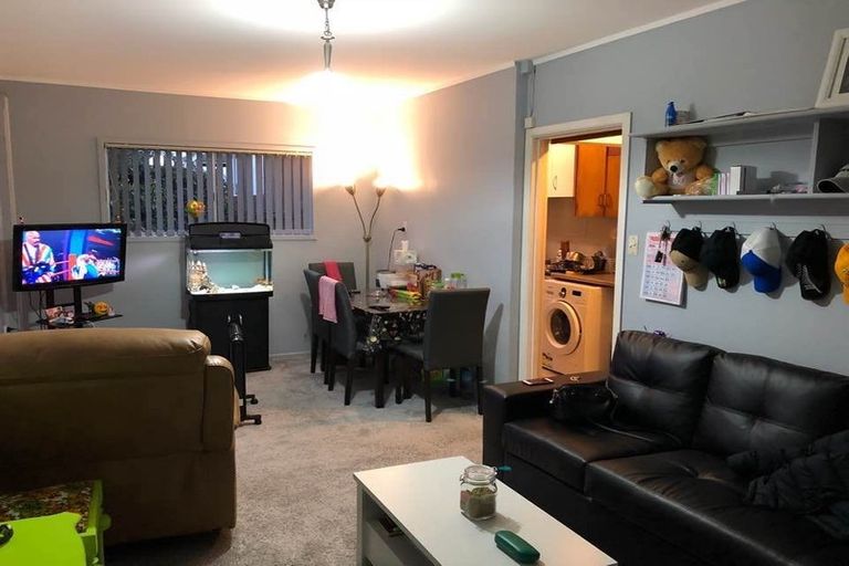 Photo of property in 27a Royal Road, Massey, Auckland, 0614