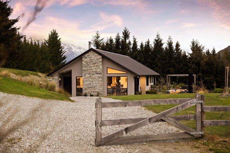 Photo of property in 86 Mountain View Road, Dalefield, Queenstown, 9371