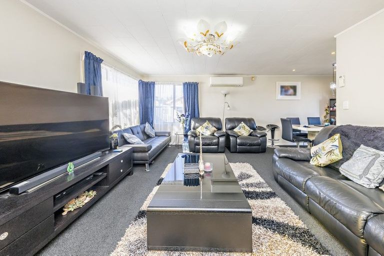 Photo of property in 2/17 Shalimar Place, Clover Park, Auckland, 2019