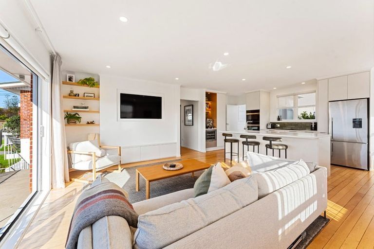 Photo of property in 2/2 Seaview Road, Milford, Auckland, 0620