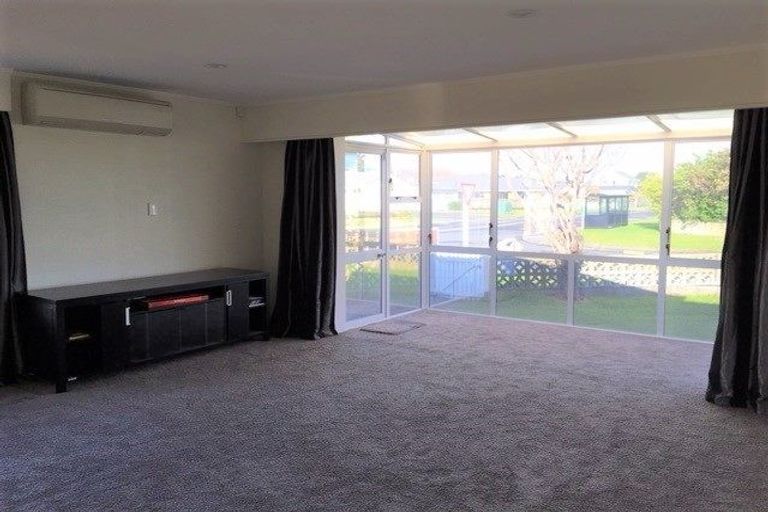 Photo of property in 2 Watson Drive, Paraparaumu Beach, Paraparaumu, 5032