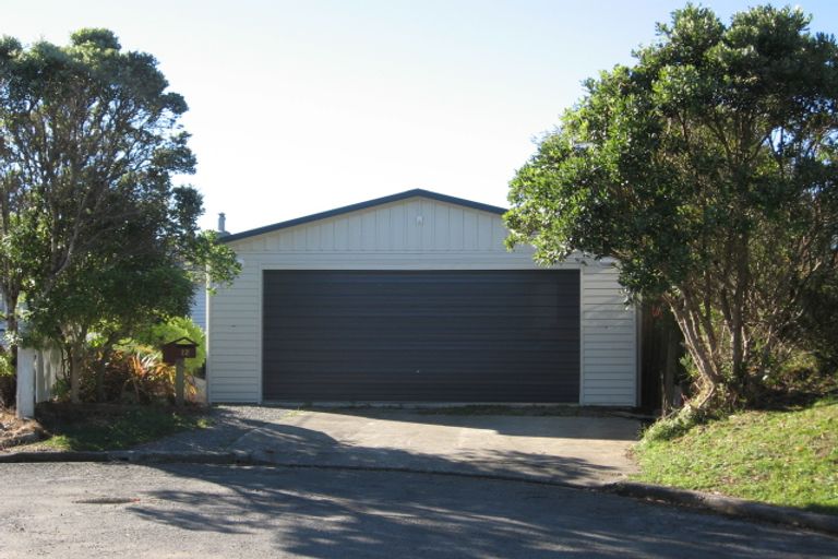 Photo of property in 12 Dunmail Way, Newlands, Wellington, 6037