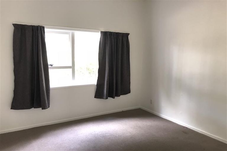 Photo of property in 5 Makepiece Place, Chatswood, Auckland, 0626