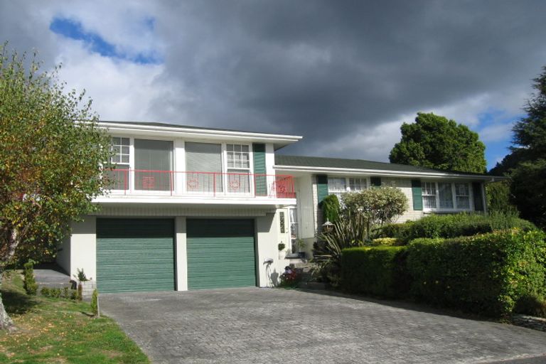 Photo of property in 2 Ecclesfield Grove, Silverstream, Upper Hutt, 5019