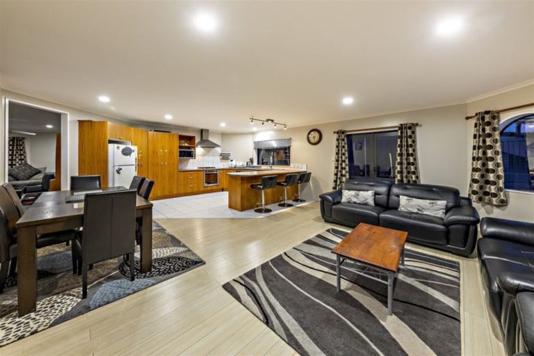 Photo of property in 36 Piper Place, Goodwood Heights, Auckland, 2105