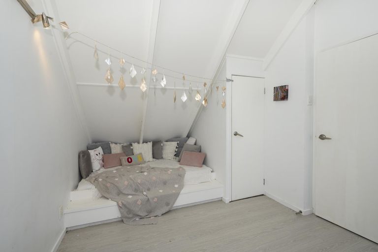 Photo of property in 2/813 East Coast Road, Northcross, Auckland, 0630