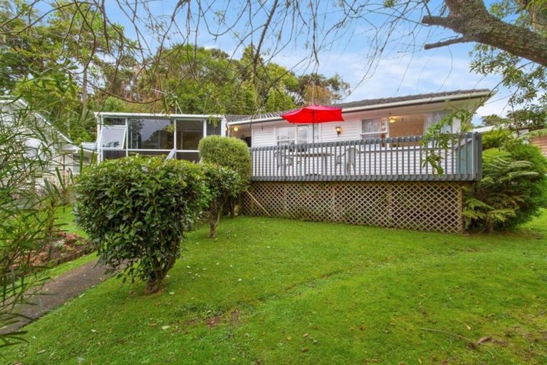 Photo of property in 8 Staincross Street, Green Bay, Auckland, 0604