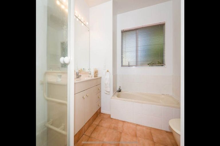 Photo of property in 1/4 Girrahween Drive, Totara Vale, Auckland, 0629