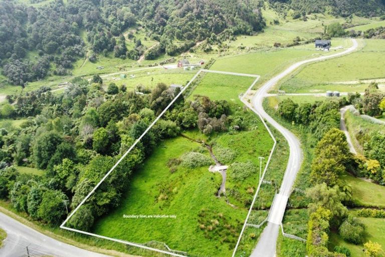 Photo of property in 13 Robertson Close, Manakau, 5583