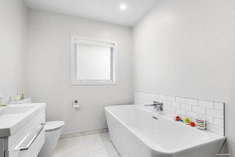 Photo of property in 56e Nicholson Road, Khandallah, Wellington, 6035