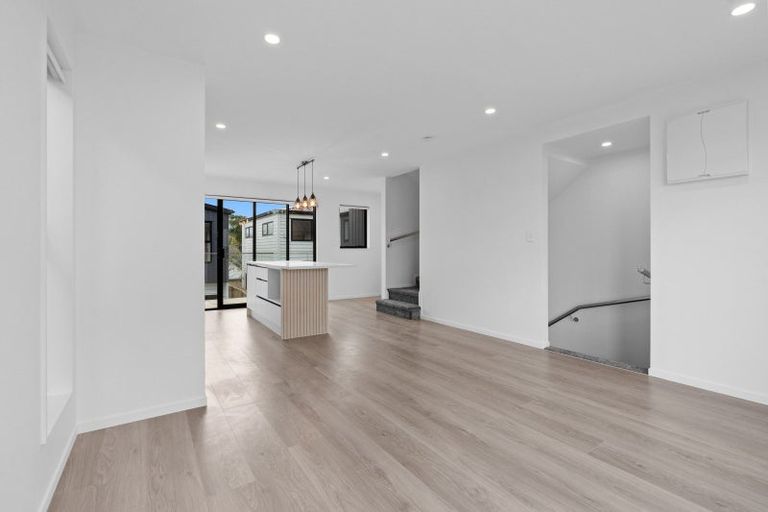 Photo of property in 165b Wiseley Road, West Harbour, Auckland, 0618