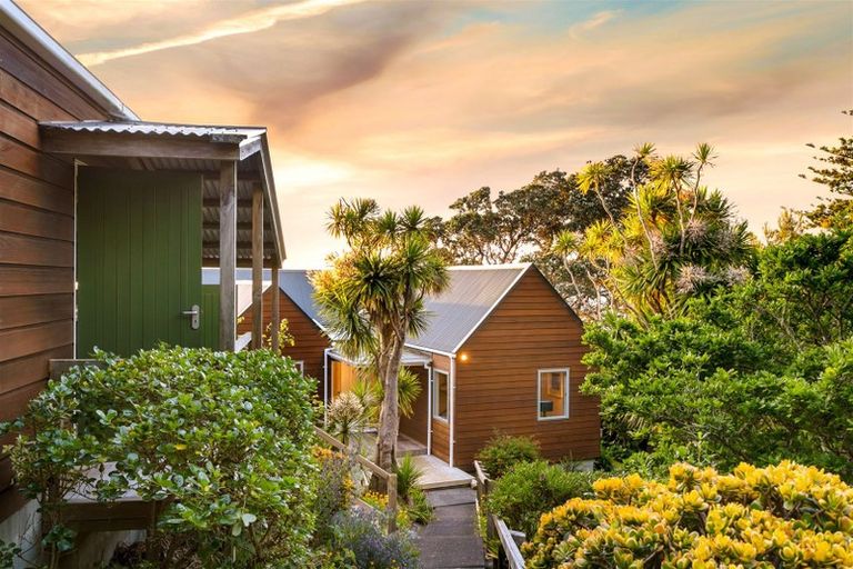 Photo of property in 28 Edwin Mitchelson Road, Muriwai, Waimauku, 0881