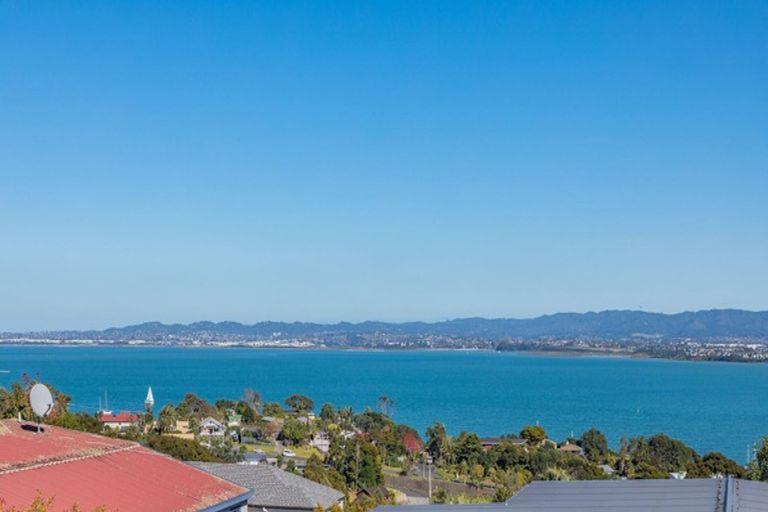 Photo of property in 21 Mariners View Road, Beach Haven, Auckland, 0626