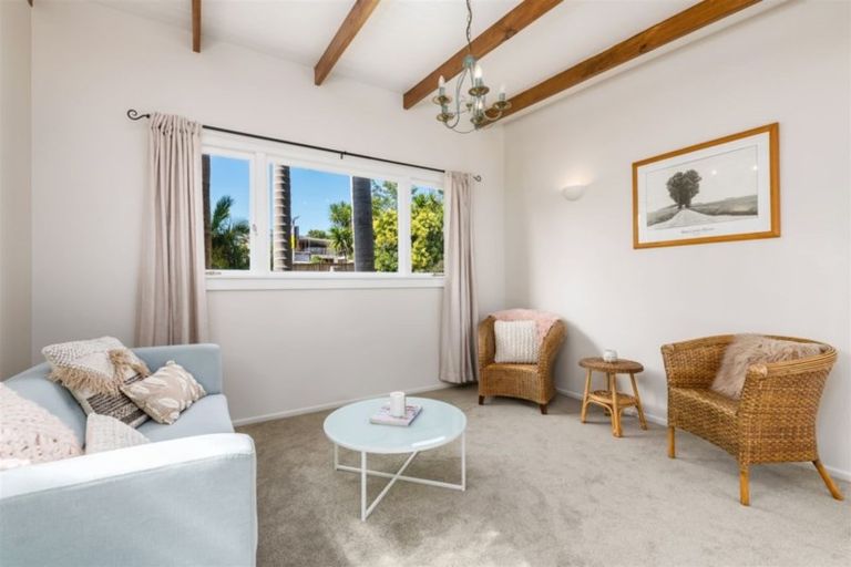 Photo of property in 166 Edmonton Road, Te Atatu South, Auckland, 0610