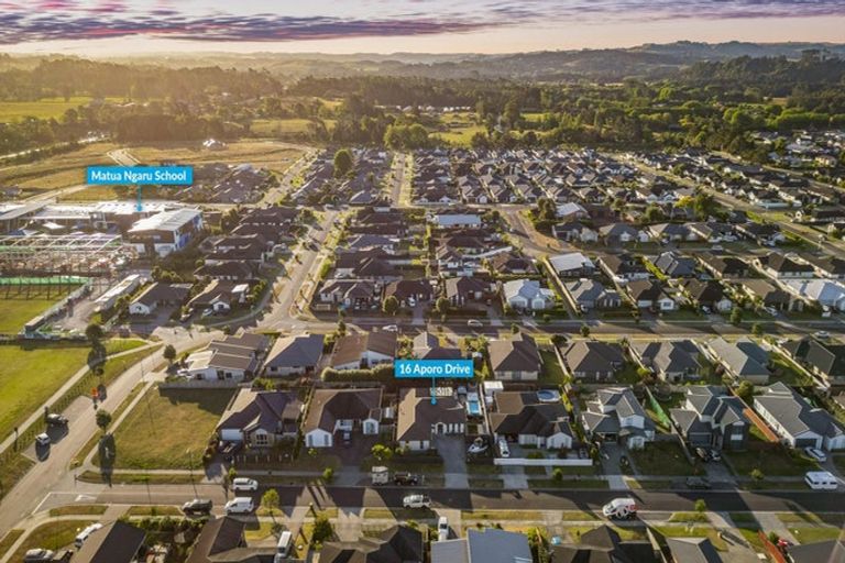 Photo of property in 16 Aporo Drive, Kumeu, 0810