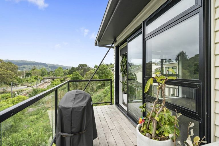 Photo of property in 14 Ara Patukawenga, Tawa, Wellington, 5028