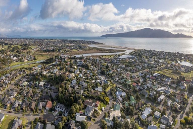 Photo of property in 29 Leanne Way, Waikanae Beach, Waikanae, 5036