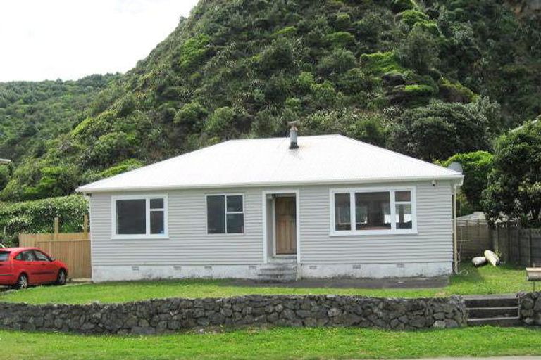 Photo of property in 69 Breaker Bay Road, Breaker Bay, Wellington, 6022