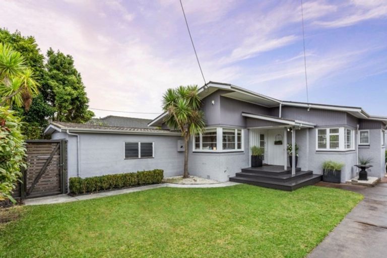 Photo of property in 15 Eversleigh Road, Belmont, Auckland, 0622