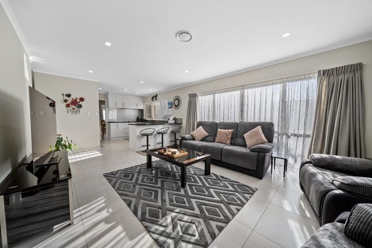 Photo of property in 17 Flora Place, Wattle Downs, Auckland, 2103