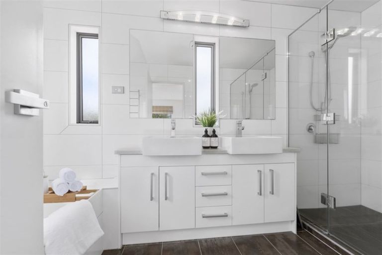 Photo of property in 18 Kahikatea Close, Campbells Bay, Auckland, 0630