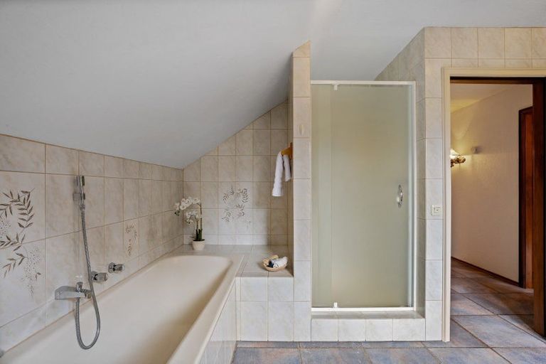 Photo of property in 9 Cypress Court, Kelvin Heights, Queenstown, 9300