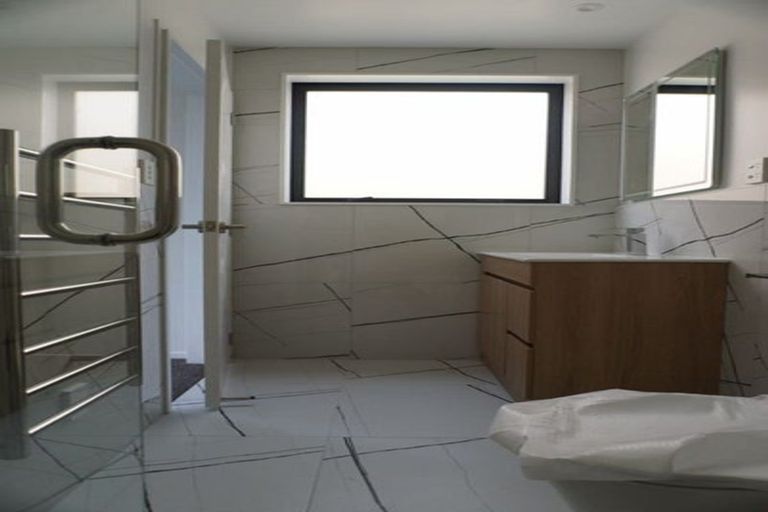 Photo of property in 4 Chatsworth Crescent, Pakuranga Heights, Auckland, 2010