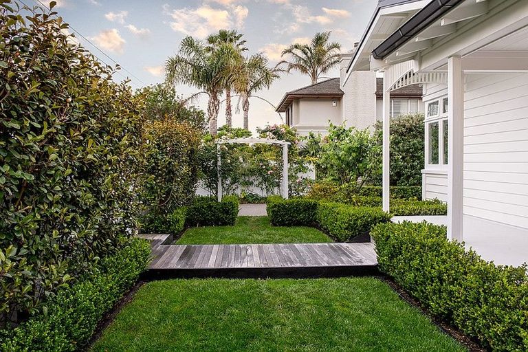 Photo of property in 13 Ocean View Road, Milford, Auckland, 0620