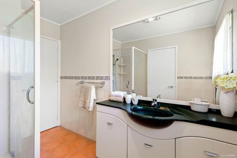 Photo of property in 62 Easton Park Parade, Glenfield, Auckland, 0629