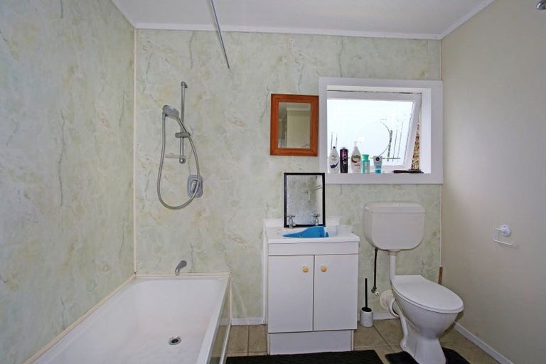 Photo of property in 15 Collingwood Road, Waiuku, 2123