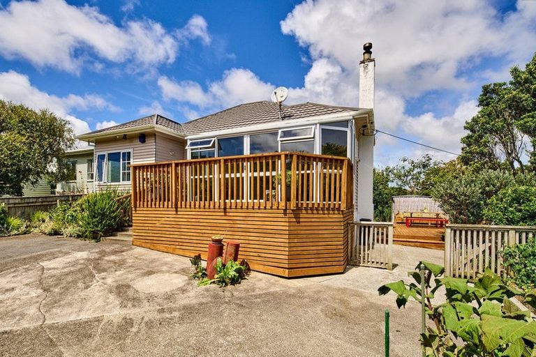 Photo of property in 35 Lincoln Avenue, Tawa, Wellington, 5028
