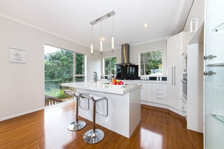 Photo of property in 16a Wychwood Avenue, Henderson Valley, Auckland, 0612