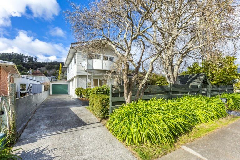 Photo of property in 1 Deller Grove, Silverstream, Upper Hutt, 5019