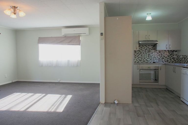 Photo of property in 8 Katrina Place, Massey, Auckland, 0614