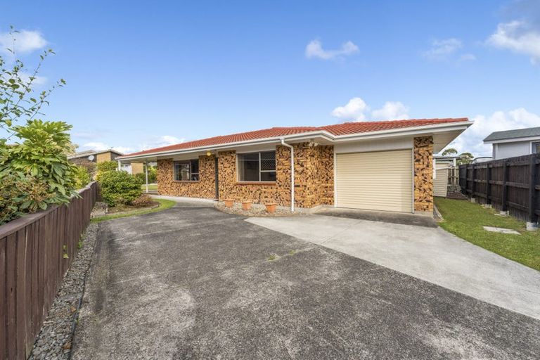 Photo of property in 2/9 Annette Avenue, Te Atatu South, Auckland, 0610