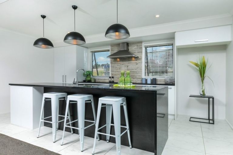 Photo of property in 2 Ruth Craig Place, Stanmore Bay, Whangaparaoa, 0932