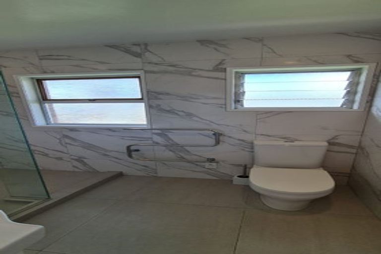 Photo of property in 2/52 Bentley Avenue, Glenfield, Auckland, 0629