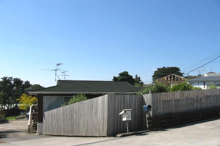 Photo of property in 1/871 East Coast Road, Northcross, Auckland, 0632