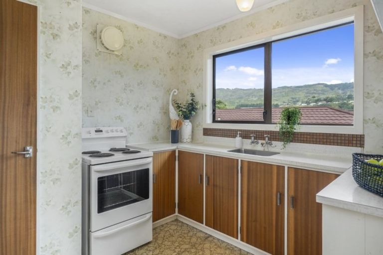 Photo of property in 102 Taylor Terrace, Tawa, Wellington, 5028